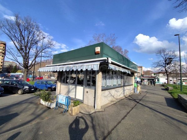 negozio in vendita a Torino in zona Mirafiori Sud