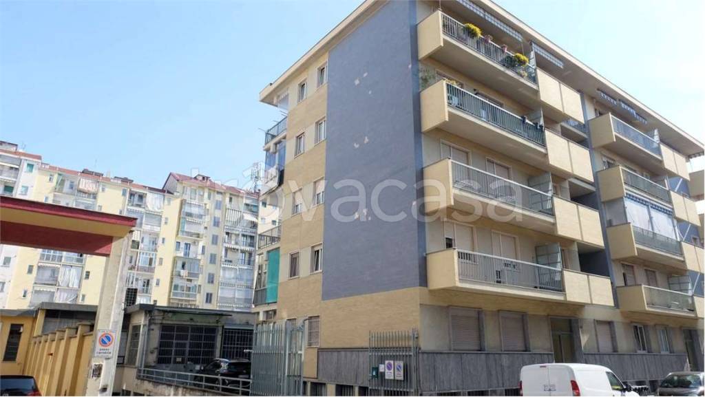 locale commerciale in vendita a Torino in zona Lucento