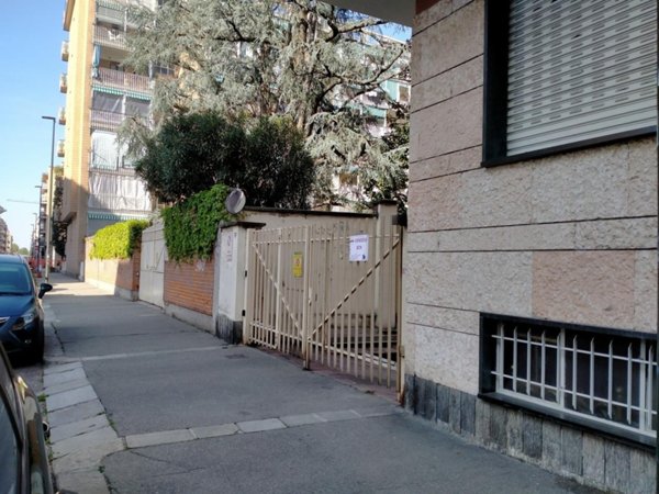locale commerciale in vendita a Torino in zona Parella
