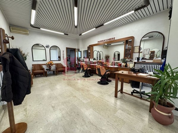 locale commerciale in vendita a Torino in zona Lingotto