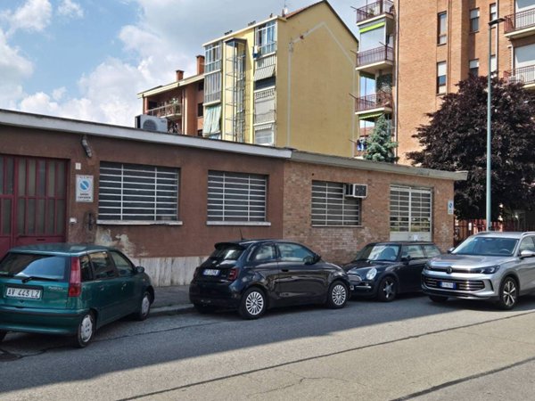 locale commerciale in vendita a Torino in zona Mirafiori Sud