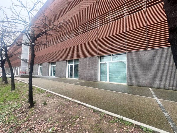 negozio in vendita a Torino in zona Borgata Vittoria