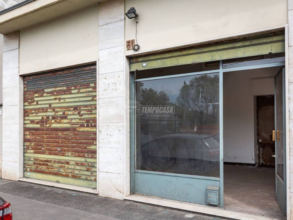 locale commerciale in vendita a Torino in zona Falchera