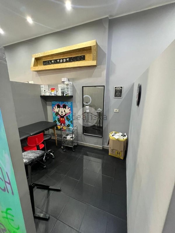 locale commerciale in vendita a Torino in zona Cit Turin