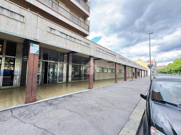 negozio in vendita a Torino in zona Mirafiori Nord