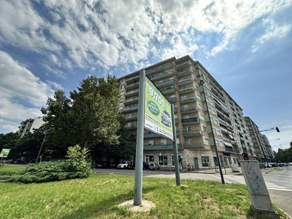 negozio in vendita a Torino in zona Mirafiori Sud