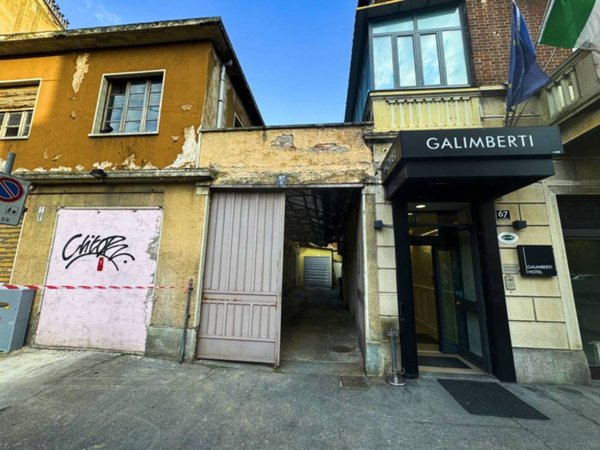locale commerciale in vendita a Torino in zona Lingotto