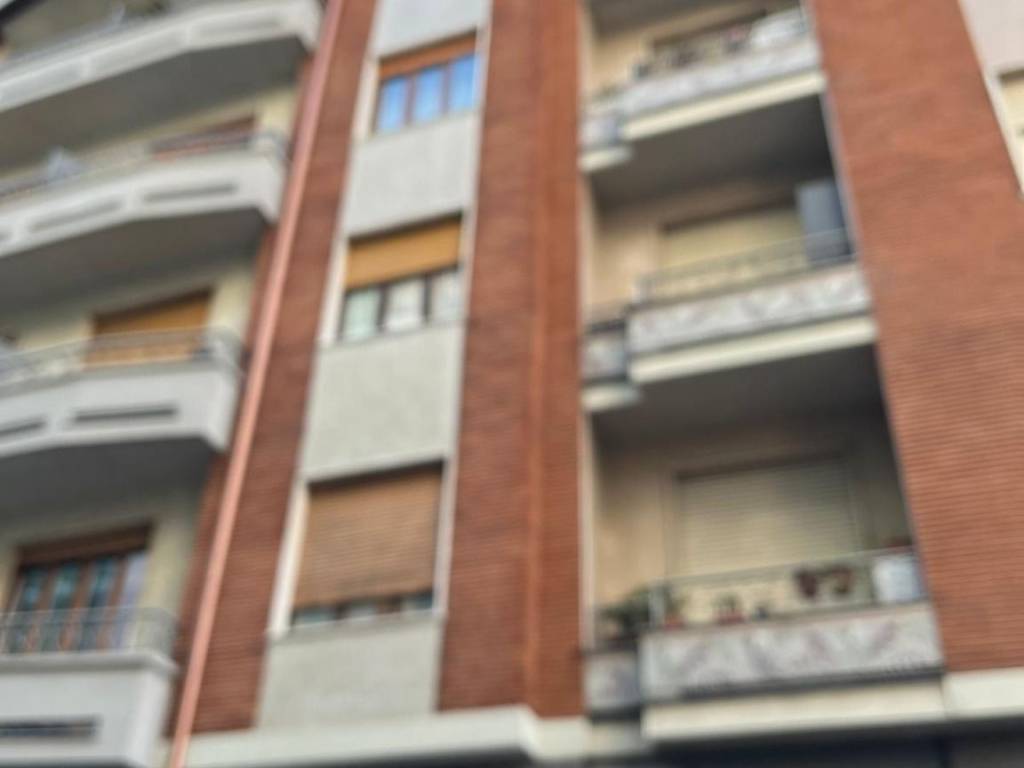 locale commerciale in vendita a Torino in zona Vanchiglia