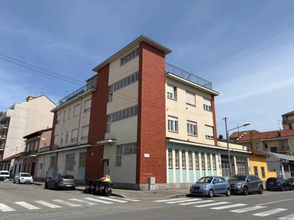 locale commerciale in vendita a Torino in zona Borgata Vittoria