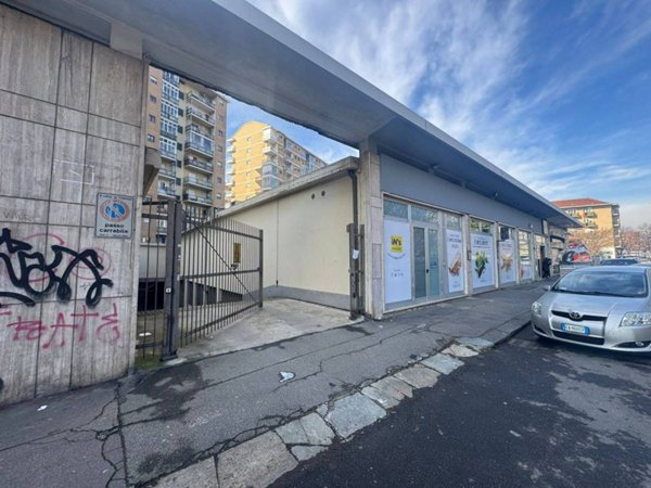 locale commerciale in vendita a Torino in zona Santa Rita