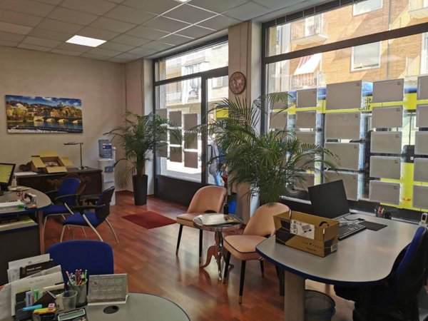 negozio in vendita a Torino in zona Parella