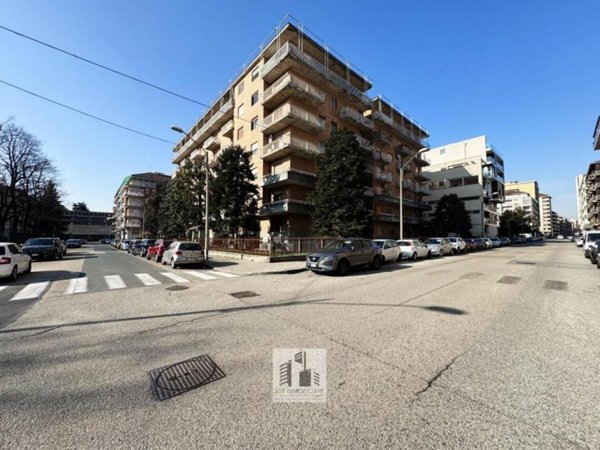 locale commerciale in vendita a Torino in zona Lingotto