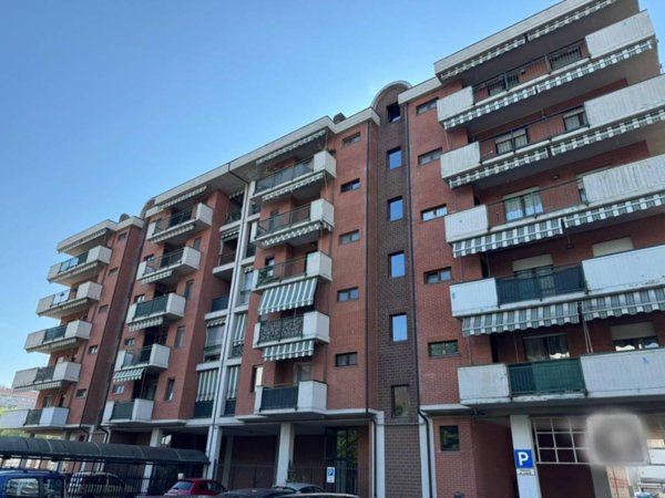 negozio in vendita a Torino in zona Mirafiori Sud