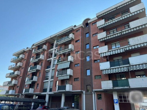 negozio in vendita a Torino in zona Mirafiori Sud