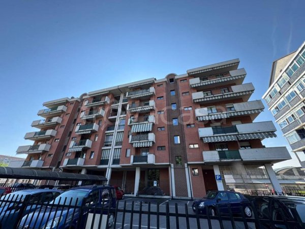 negozio in vendita a Torino in zona Mirafiori Sud