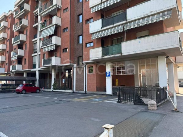 negozio in vendita a Torino in zona Mirafiori Sud