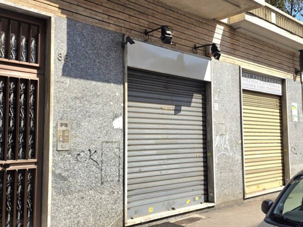negozio in vendita a Torino in zona Borgata Vittoria