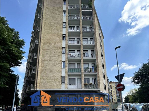 locale commerciale in vendita a Torino in zona Mirafiori Sud