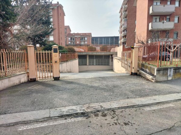 negozio in vendita a Torino in zona Mirafiori Sud