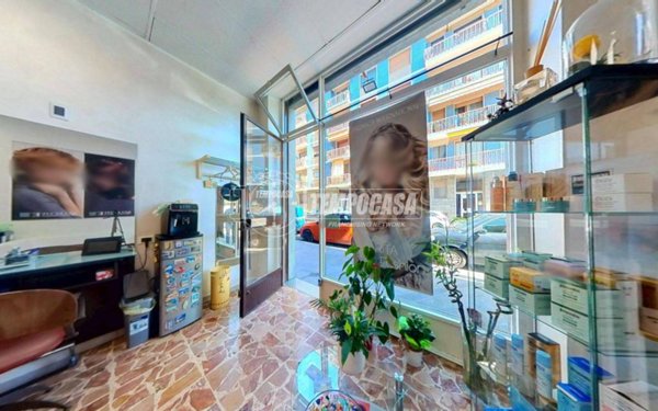 negozio in vendita a Torino in zona Borgata Vittoria