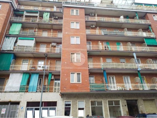 negozio in vendita a Torino in zona Mirafiori Nord