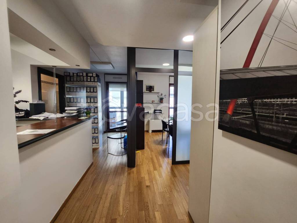 ufficio in vendita a Torino in zona Lingotto