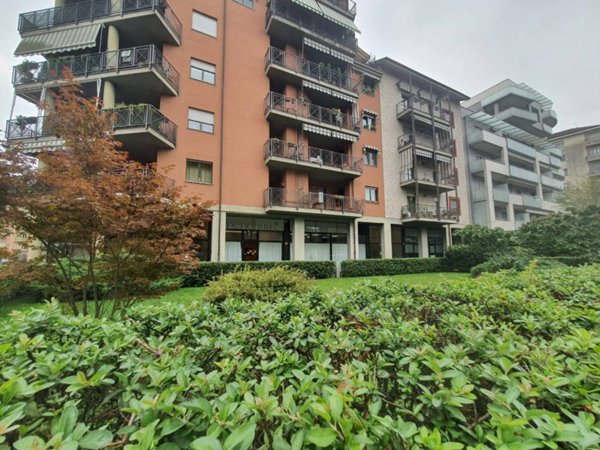 negozio in vendita a Torino in zona Mirafiori Nord