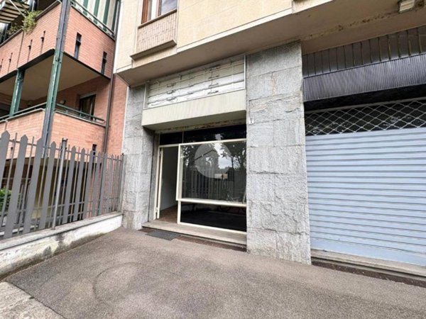 negozio in vendita a Torino in zona Mirafiori Nord