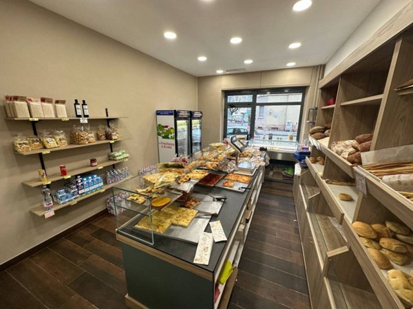 negozio in vendita a Torino in zona Parella