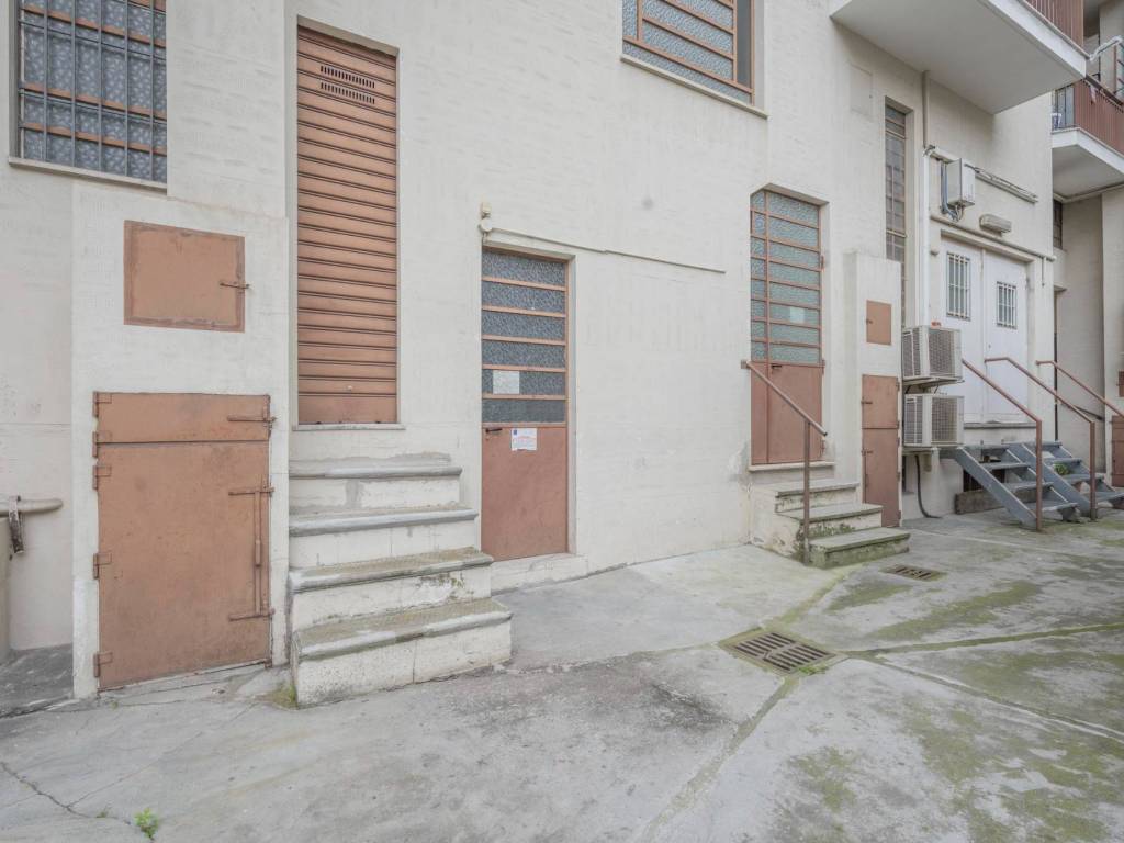 negozio in vendita a Torino in zona Parella