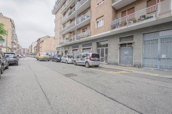 locale commerciale in vendita a Torino in zona Pozzo Strada