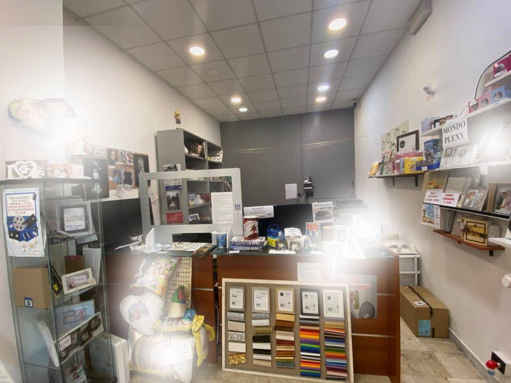 negozio in vendita a Torino in zona Mirafiori Sud