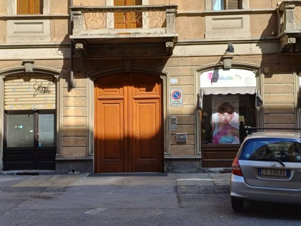 locale commerciale in vendita a Torino in zona Cenisia