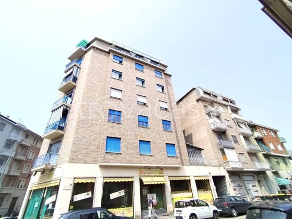 locale commerciale in vendita a Torino in zona Lucento