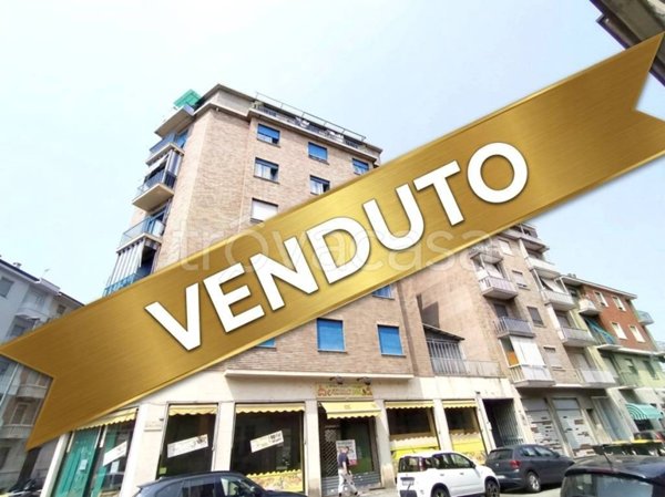 locale commerciale in vendita a Torino in zona Lucento