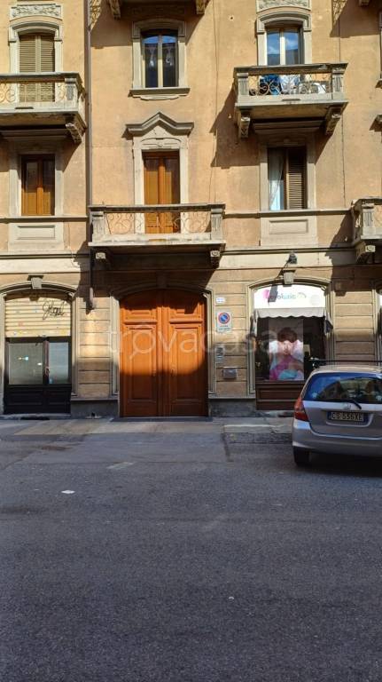 locale commerciale in vendita a Torino in zona Borgo San Paolo