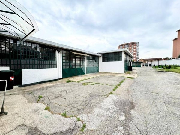 negozio in vendita a Torino in zona Mirafiori Sud