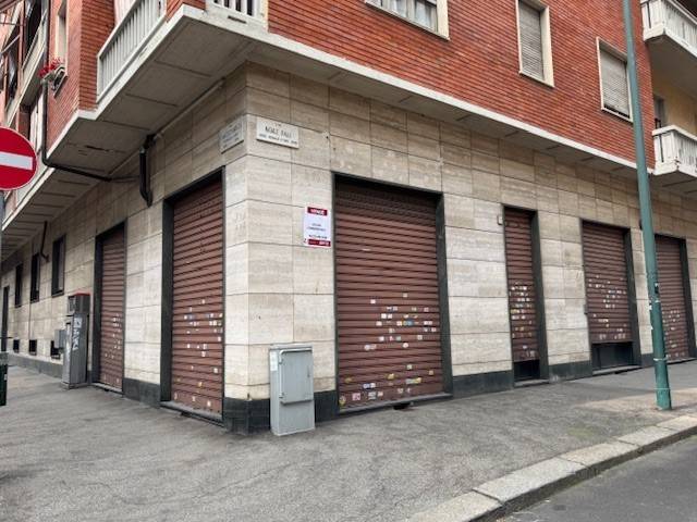 negozio in vendita a Torino in zona Borgata Vittoria