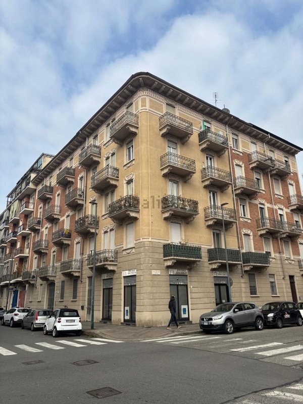 locale commerciale in vendita a Torino in zona Borgata Vittoria
