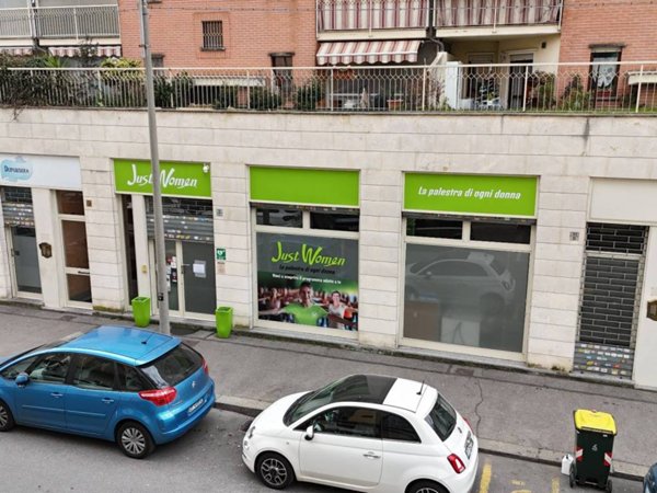 negozio in vendita a Torino in zona Lucento