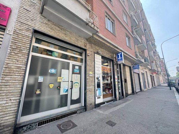 negozio in vendita a Torino in zona Parella