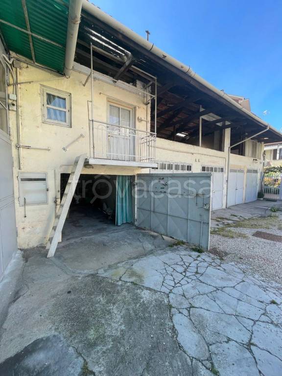 locale di sgombero in vendita a Torino in zona Mirafiori Sud