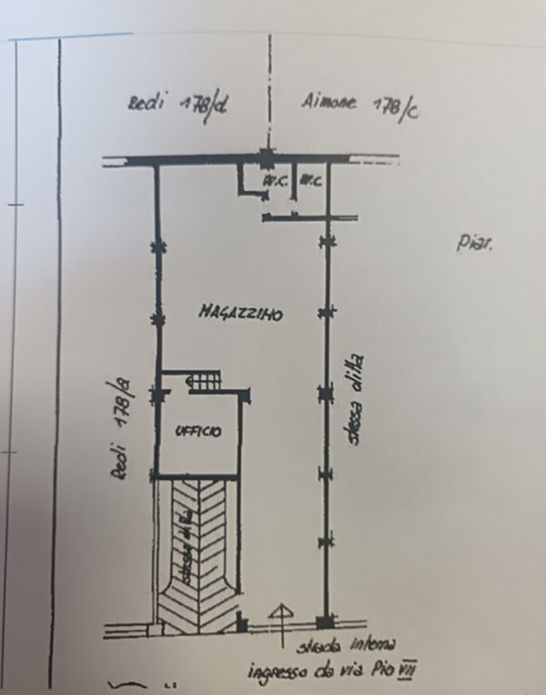 negozio in vendita a Torino in zona Mirafiori Sud