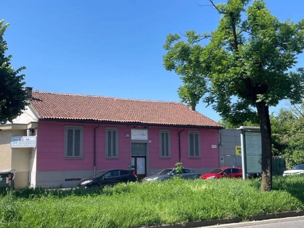 negozio in vendita a Torino in zona Mirafiori Sud