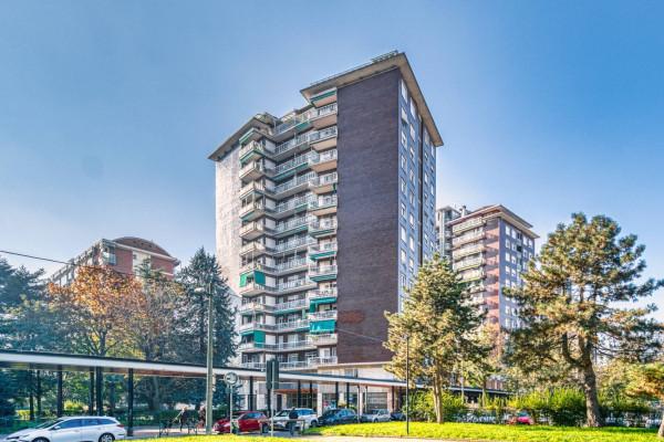 negozio in vendita a Torino in zona Mirafiori Sud