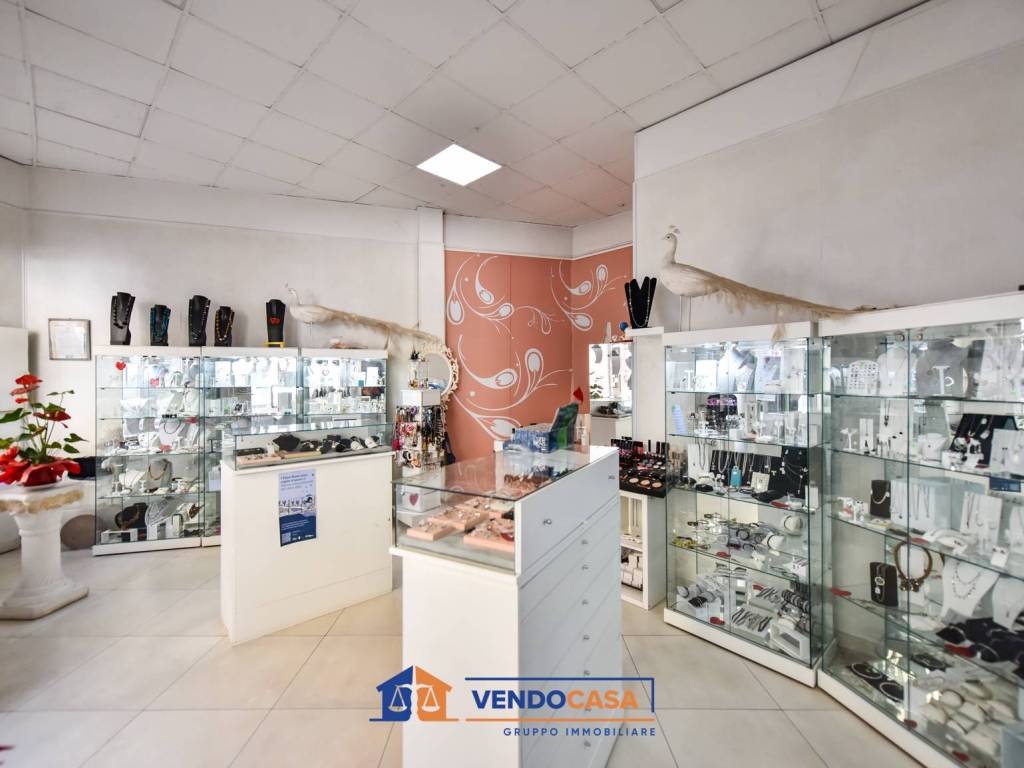 negozio in vendita a Torino in zona Vanchiglia