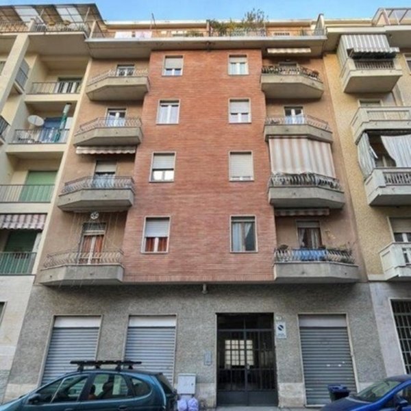 locale commerciale in vendita a Torino in zona Santa Rita