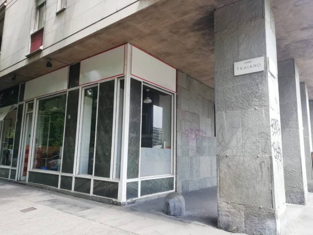 negozio in vendita a Torino in zona Mirafiori Nord