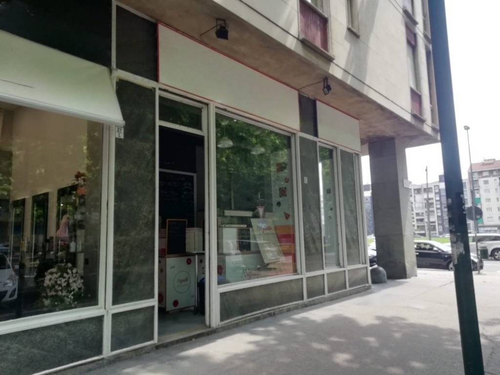 negozio in vendita a Torino in zona Lingotto