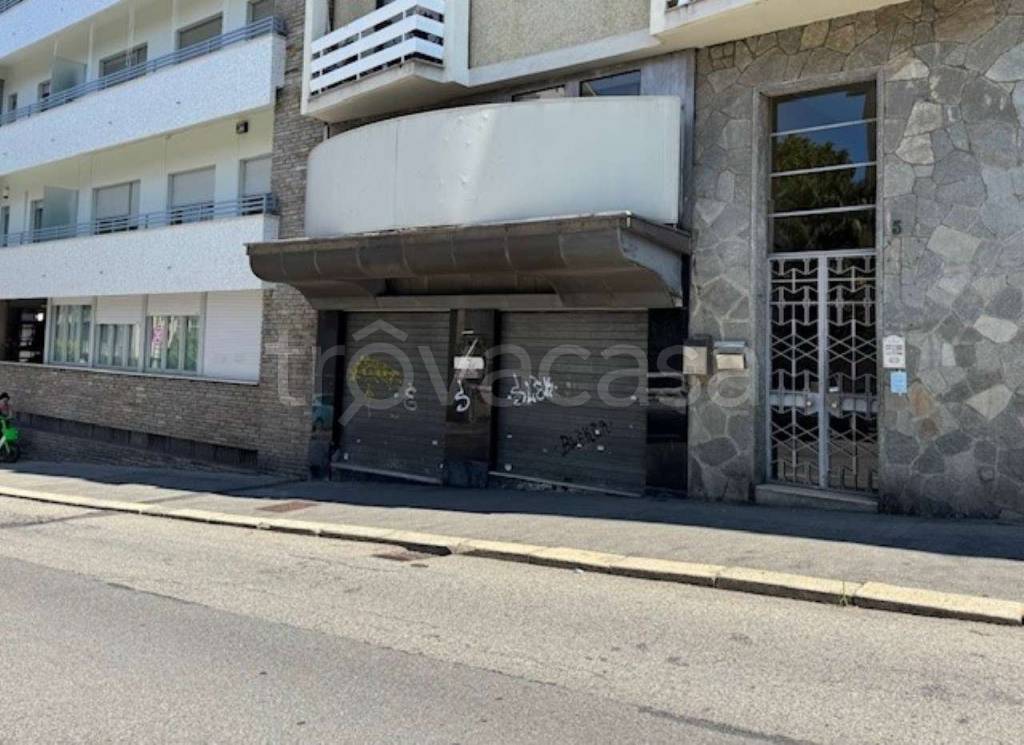 negozio in vendita a Torino in zona Madonna del Pilone